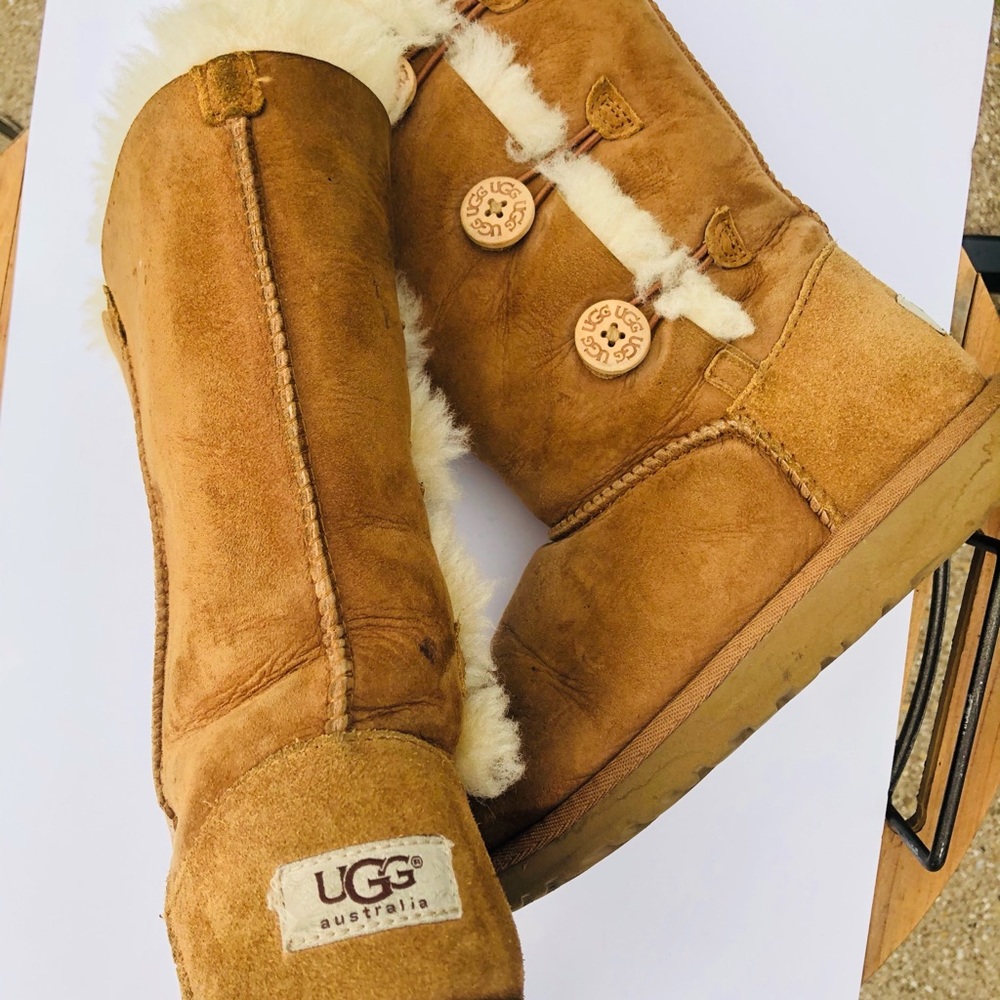 BROWN CLASSIC UGG BOOTS!! Super cute & comfy!